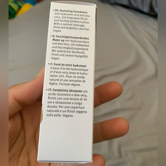 NIB ESSENCE Pretty Natural Hydrating Foundation Color: Warm Caramel 100 - Picture 7 of 10